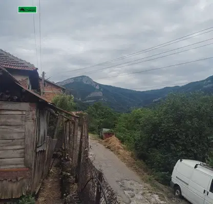 Снимка 4 — Къща с 5 стаи в с. Згориград, област Враца с двор