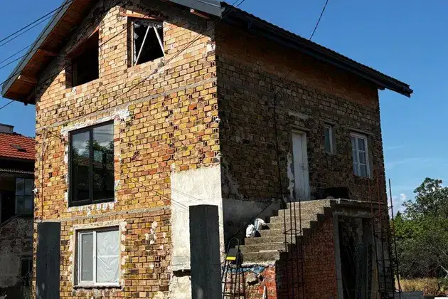 Двуетажна къща с двор в с. Златитрап, област Пловдив