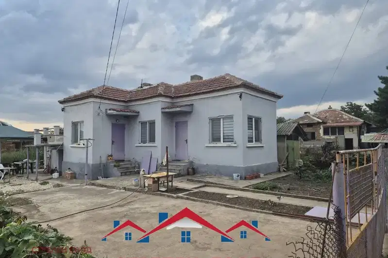 Къща с 2 стаи в с. Златия, област Добрич с гараж и двор