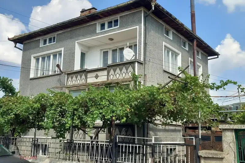 Multi-family house with garage in the wide centre of Sevlievo