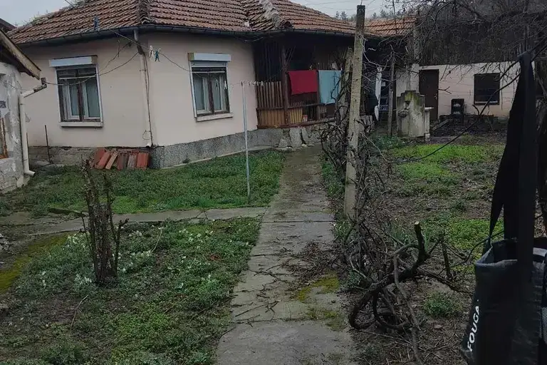 Two houses with yard in Sevlievo, Gabrovo region