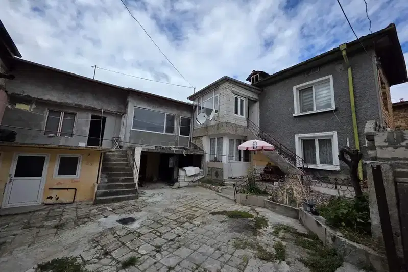 House in Shumen, Bolnicata