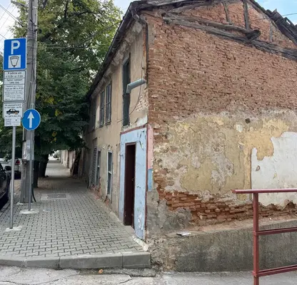 Снимка 2 — Къща с 2 етажа в центъра на Силистра, нужда от ремонт