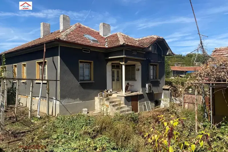Къща с 3 стаи и двор в гр. Славяново, област Плевен