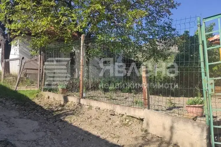 Едноетажна тухлена вила с 2 стаи в Хисарлъка, Сливен