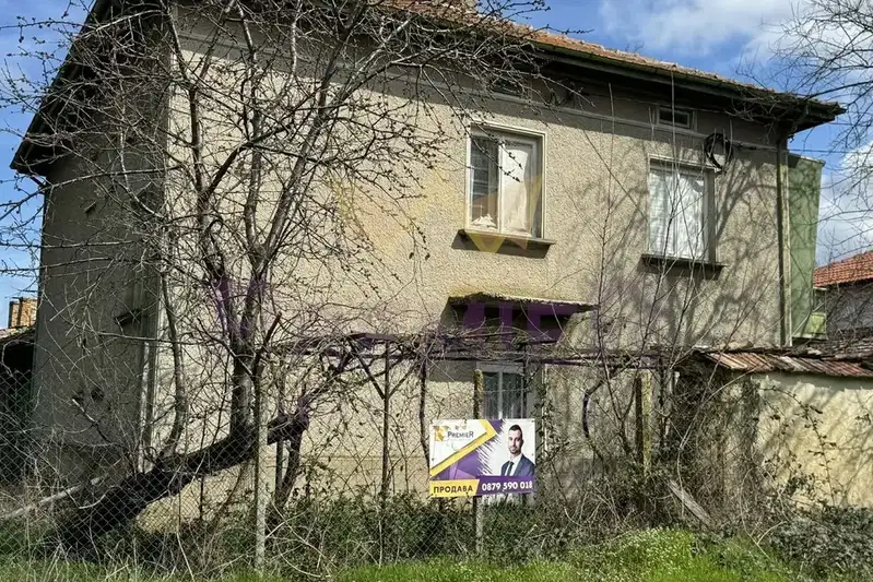 Къща с две сгради и голям двор в гр. Смядово