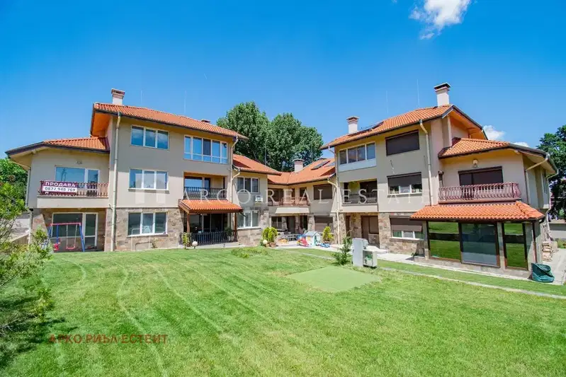Three-storey house with 4 bedrooms in Boyana with shared yard