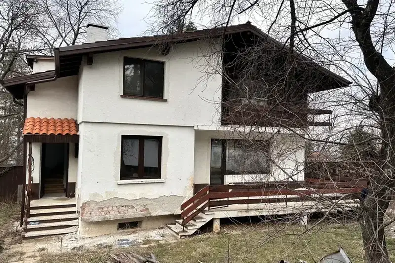 Къща с 3 стаи в Бояна с гараж и голям двор