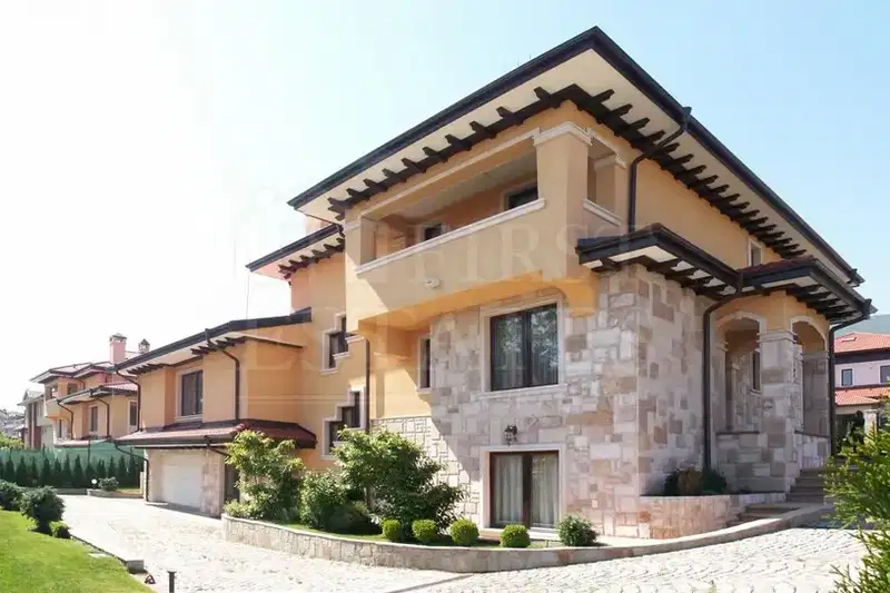 Spacious house with pool in Dragalevtsi, Sofia
