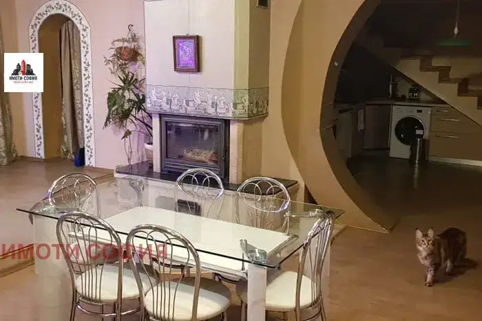 Двуетажна къща с двор в Люлин 9, ул. Цветница
