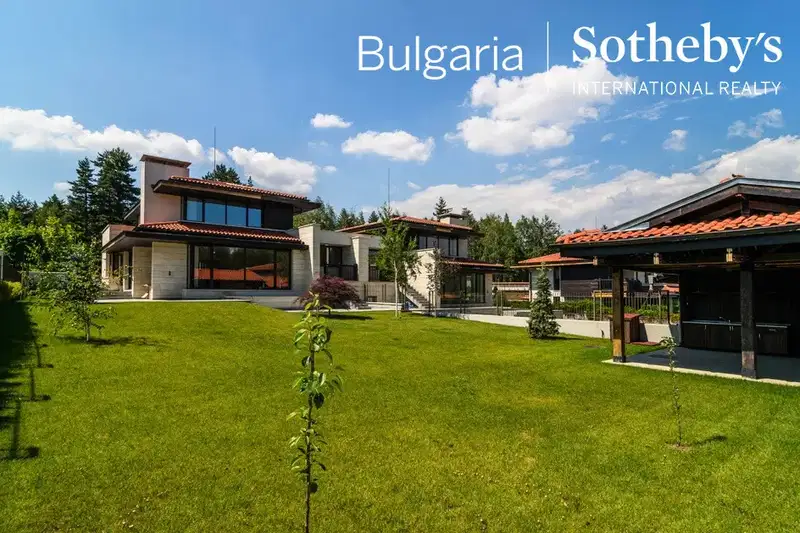 Самостоятелна къща с гараж в м-т Камбаните, София