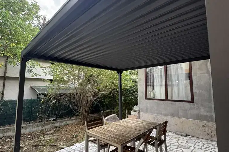 Spacious house with 4 bedrooms and garages in Malinova Dolina