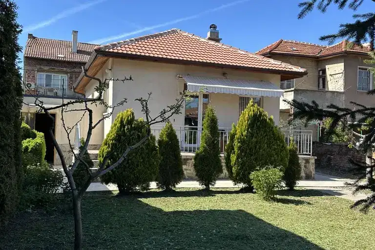 Самостоятелна къща 4-стаен в Орландовци с гараж за два автомобила