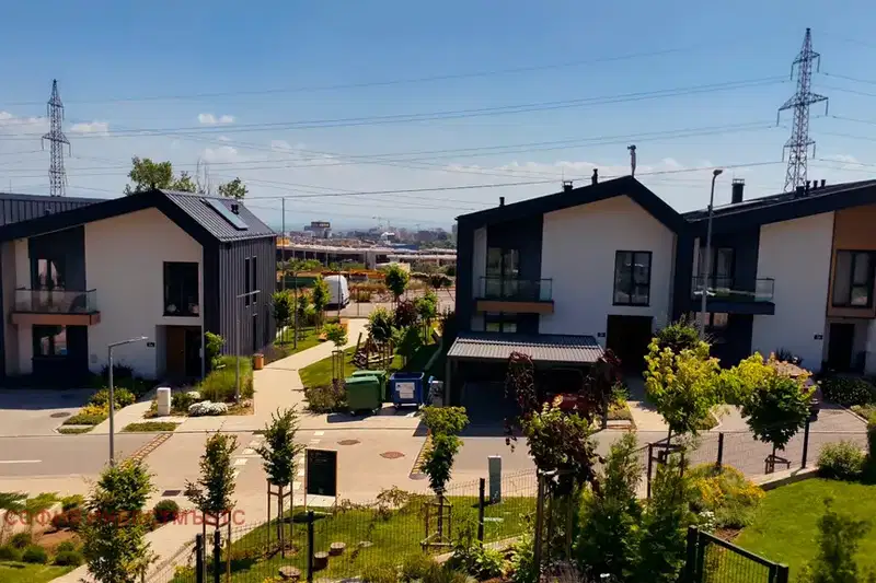 3-storey house in Simeonovo with park environment