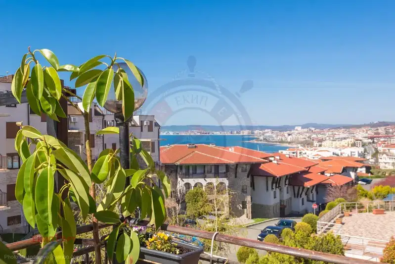 Multi-family house with restaurant and sea view in Sveti Vlas