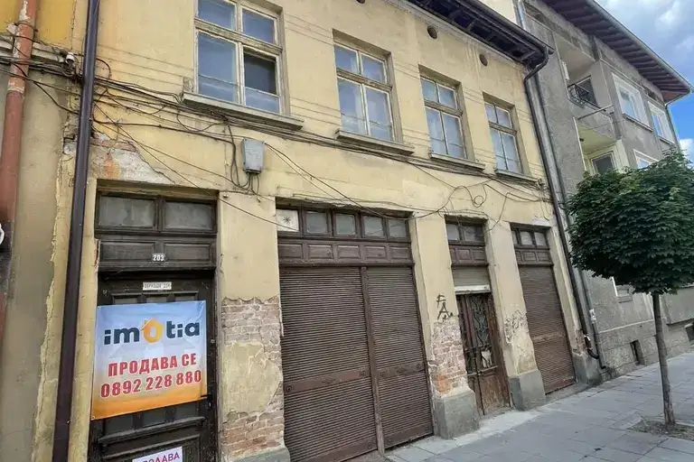 Two-storey house with garage in Peti kvartal, Troyan