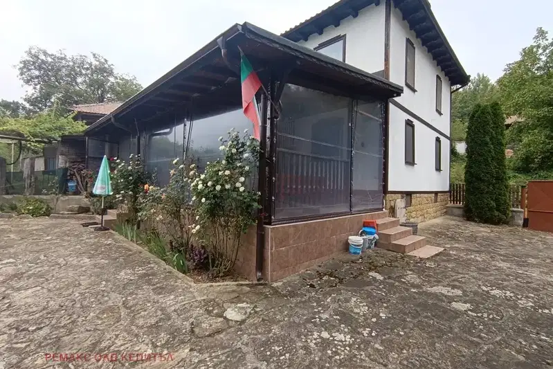 Two-storey house with 4 bedrooms in Dolni Radkovtsi village, Gabrovo region