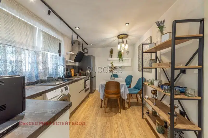 3-room house in Kolhozen pazar, Varna with yard