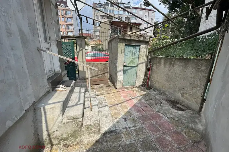 House with yard in Kolhozen pazar, Varna, in need of renovation