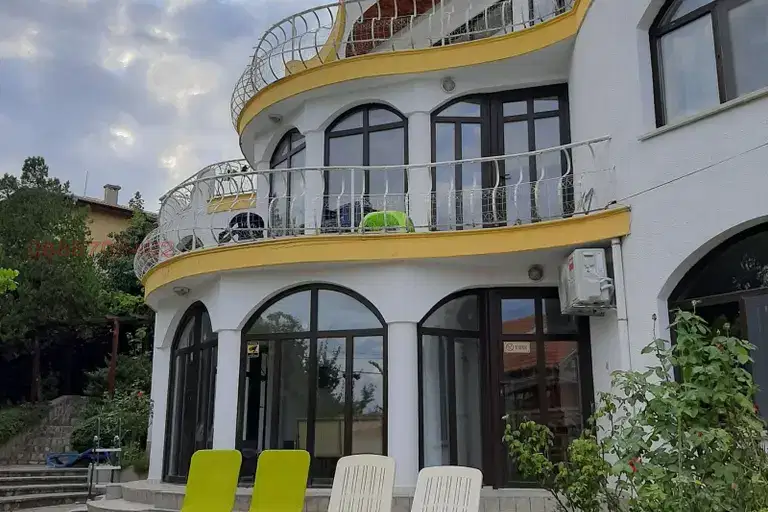 Къща с 6 апартамента в м-т Долна Трака, Варна с морска панорама