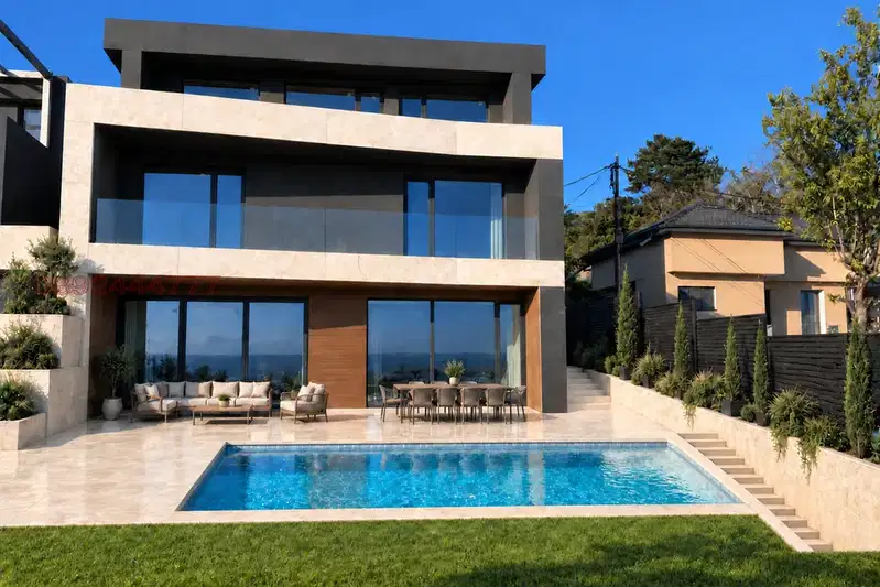 Spacious house with pool and garage in m-t Sotira, Varna