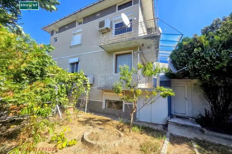Large house with yard in Vinitsa district, Varna