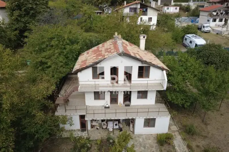 Триетажна къща с двор във Виница, Варна