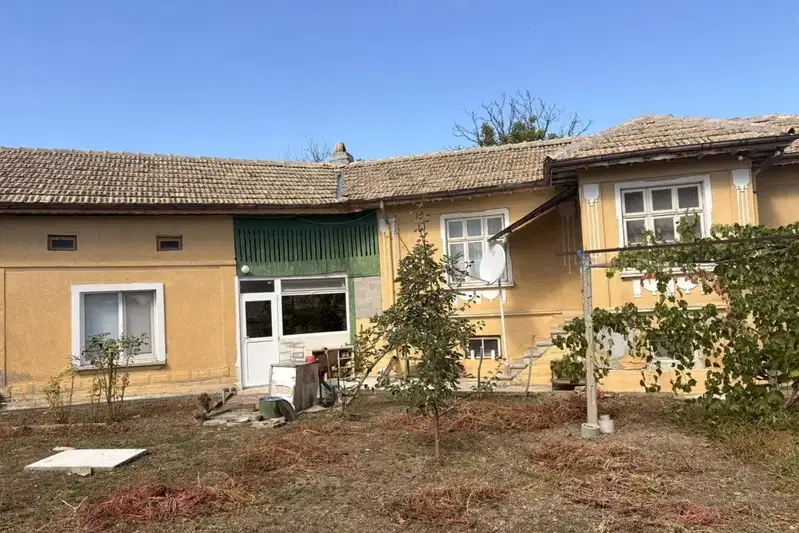 Къща с двор в кв. Кирково, Велики Преслав