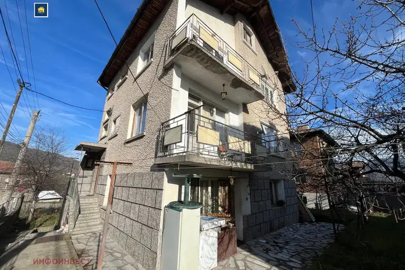 Самостоятелна къща с двор в кв. Каменица, Велинград
