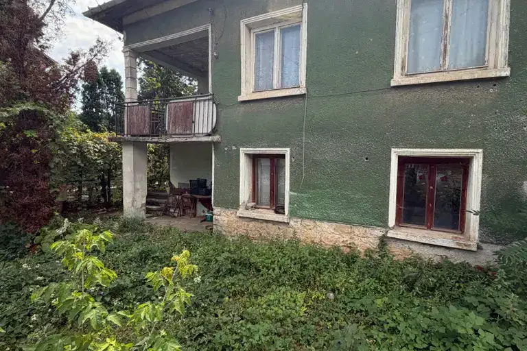 Двуетажна къща с 5 стаи в Младост, Враца, близо до парк