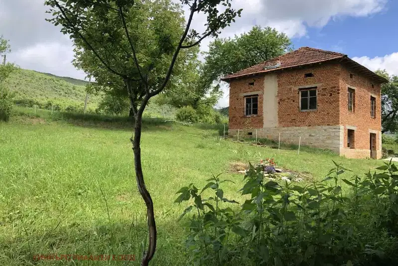 Къща с 3 стаи в Ябланица, местност Зораница, с голям двор