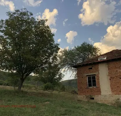 Снимка 5 — Къща с 3 стаи в Ябланица, местност Зораница, с голям двор