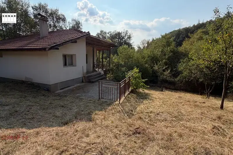 Къща с 3 стаи в село Пещера, област Перник, с голям двор