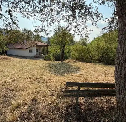 Снимка 2 — Къща с 3 стаи в село Пещера, област Перник, с голям двор