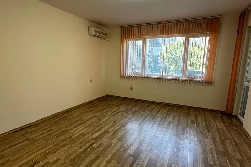 Офис във Варна, Център