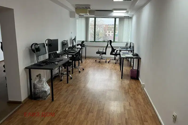 Офис във Варна, Център