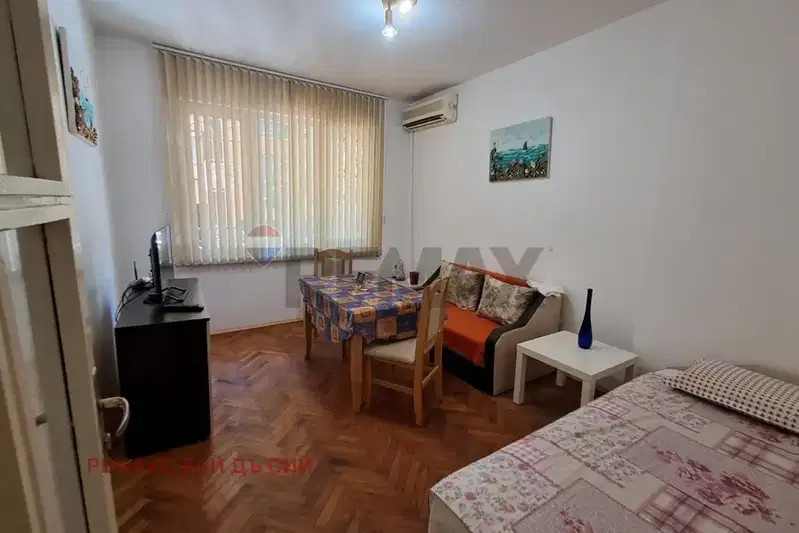 Офис във Варна, ВИНС-Червен площад