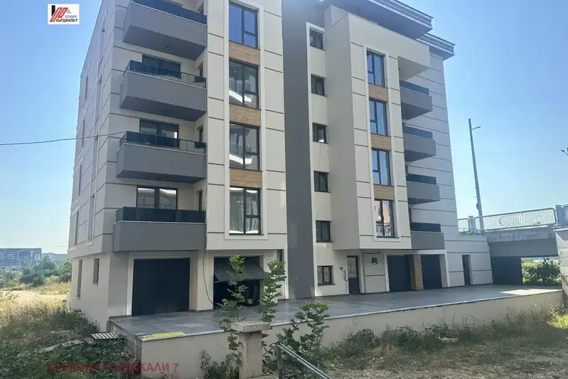 Garage in Kyrdjali, Vyzrojdenci