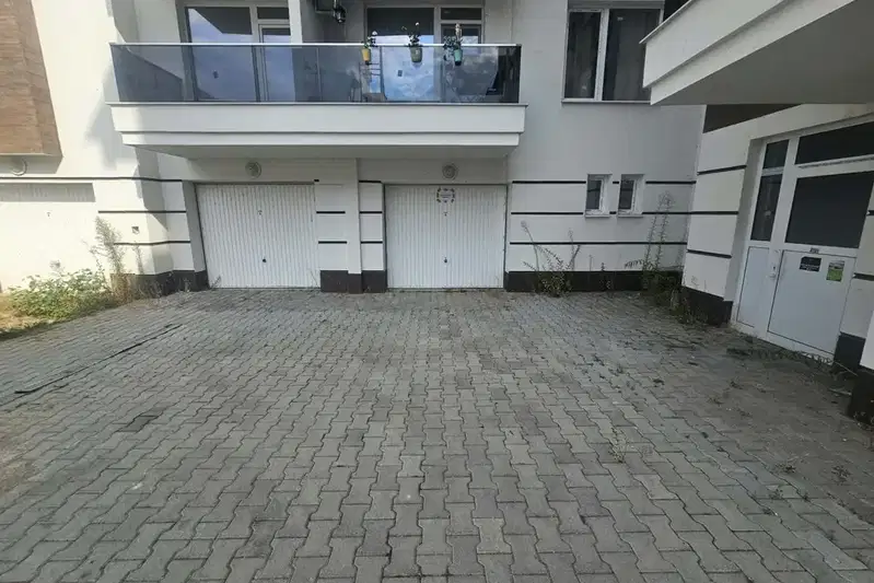 Garage in Kyrdjali, Vyzrojdenci