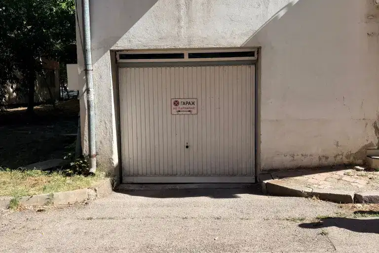 Garage in Pernik, Centyr
