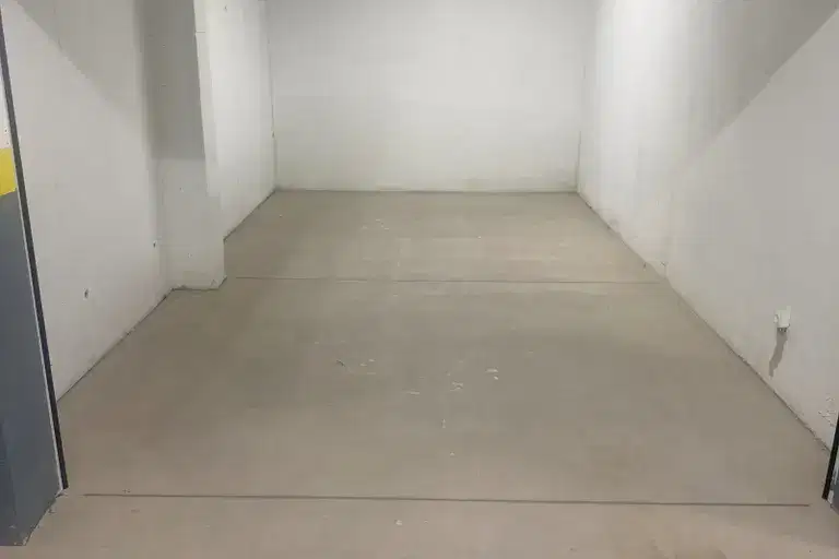 Garage in Pernik, Iztok