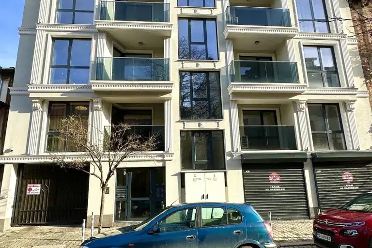 Garage in Sofia, Centyr