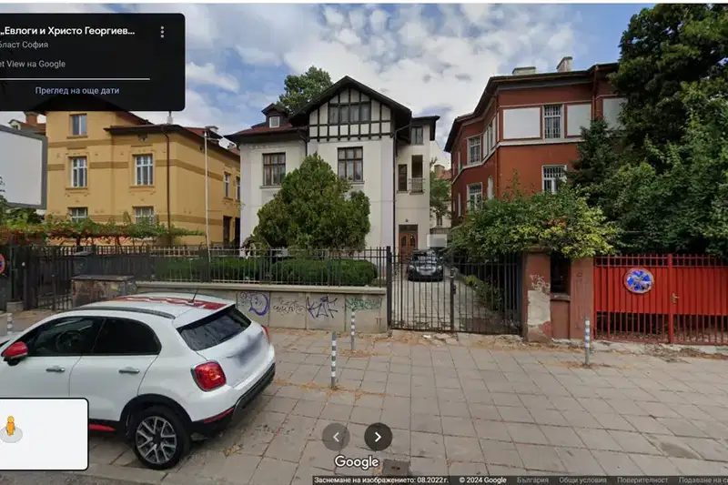 Parking Spot in Sofia, Doktorski Pametnik