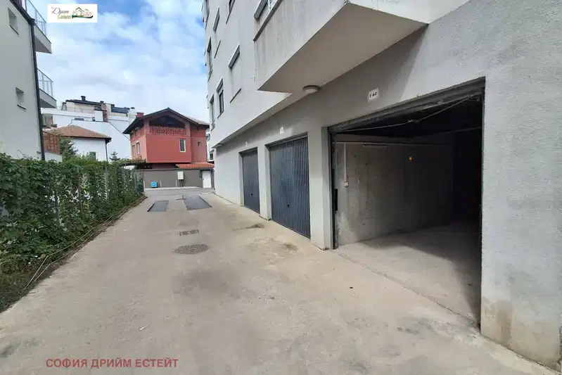 Гараж в София, Кръстова вада
