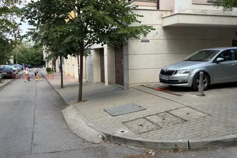 Гараж в София, Лагера