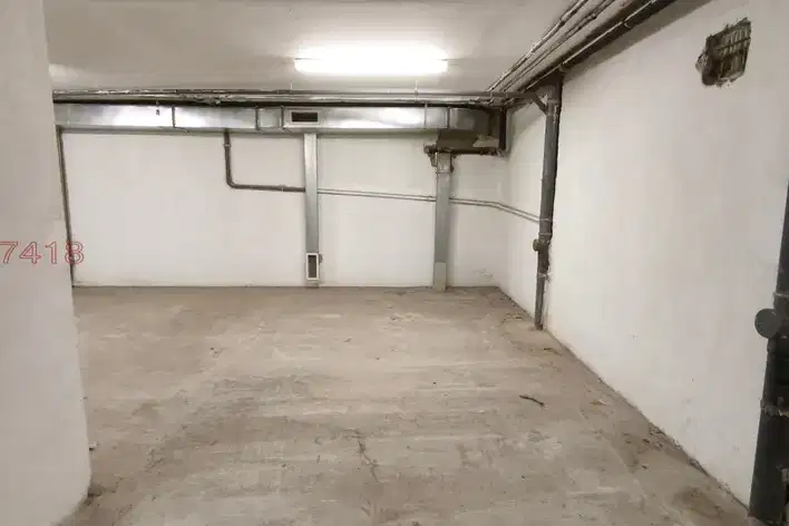 Garage in Varna, Centyr