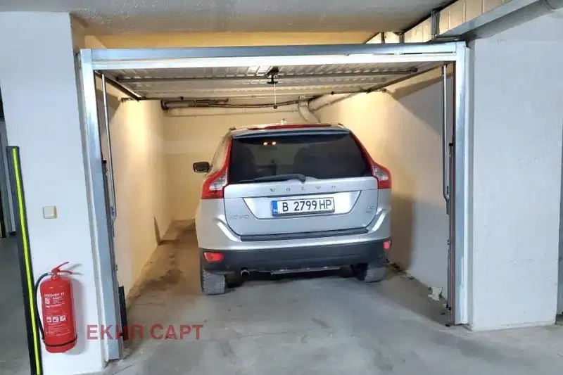 Garage in Varna, Centyr