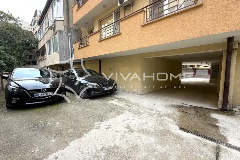 Parking Spot in Varna, Hei