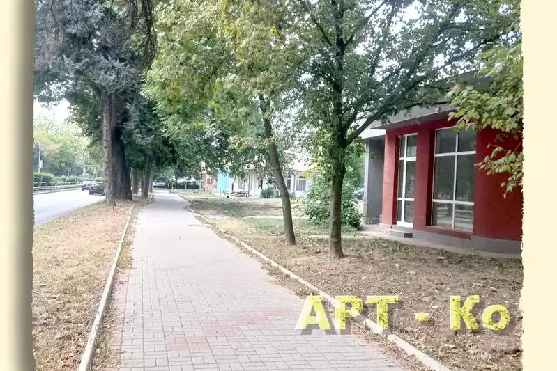 Магазин в Перник, Изток