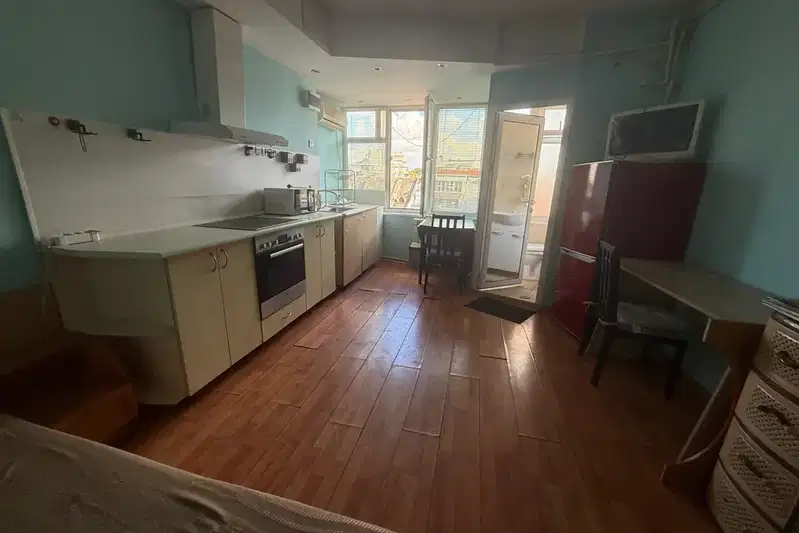 Room in Ruse, Centyr